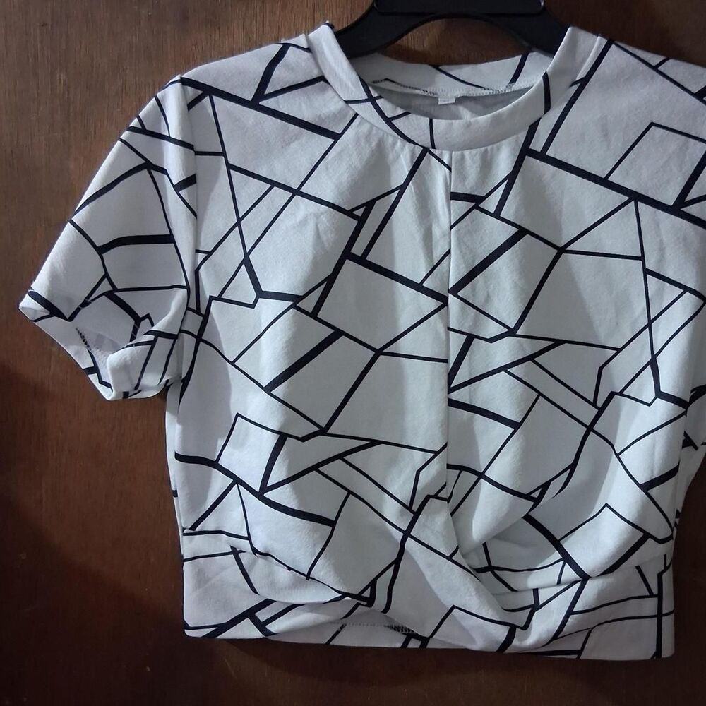 Womens size medium crop shirt black and white pattern